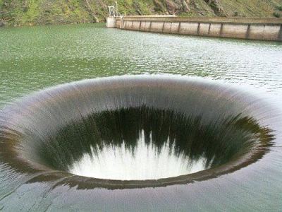 水を飲み込む巨大な穴